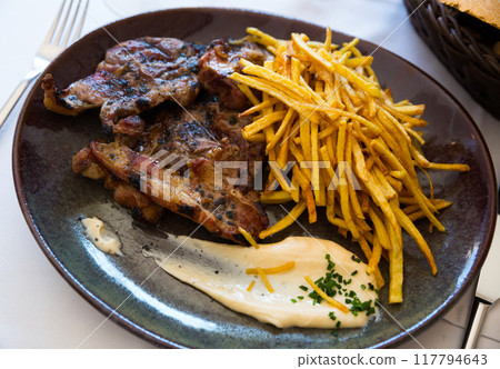 Plate of grilled lamb meat 117794643