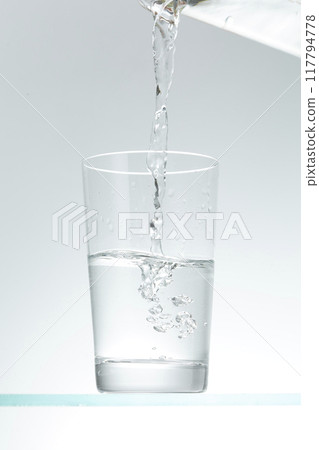 將水倒入玻璃杯中 117794778