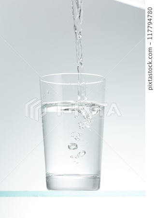 將水倒入玻璃杯中 將水倒入玻璃杯中 117794780