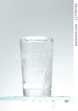 將水倒入玻璃杯中 將水倒入玻璃杯中 117794788