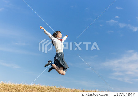 高中女生跳躍 117794847