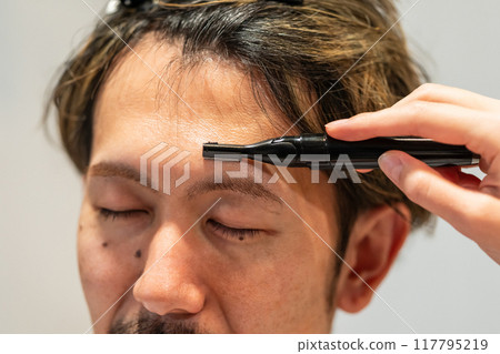 beautician, beauty artist, cosmetician 117795219