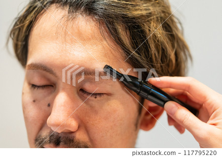beautician, beauty artist, cosmetician 117795220