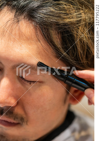beautician, beauty artist, cosmetician 117795222