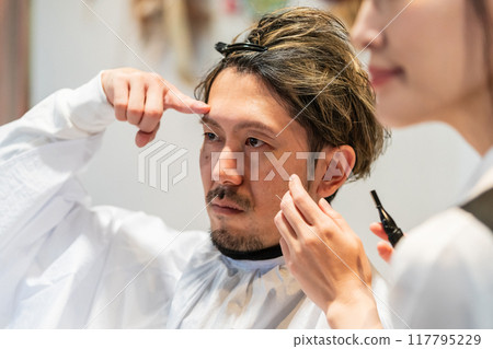 beautician, beauty artist, cosmetician 117795229