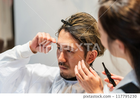 beautician, beauty artist, cosmetician 117795230