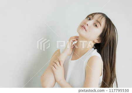 一個女人撫摸她的頭髮 一個女人撫摸她的頭髮 117795530