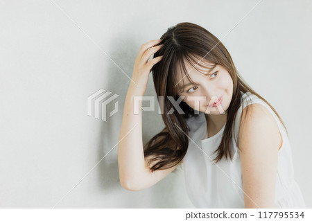 一個女人撫摸她的頭髮 一個女人撫摸她的頭髮 117795534