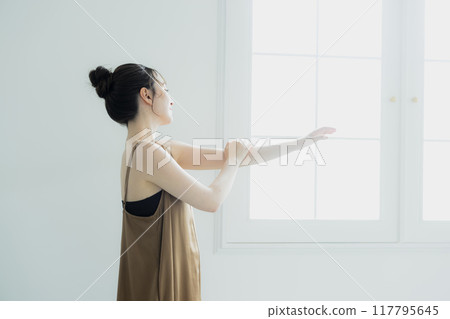 照顧身體的年輕女子 117795645