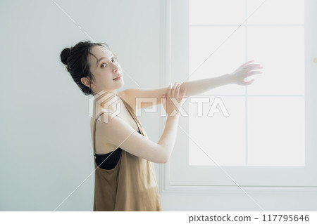 照顧身體的年輕女子 117795646