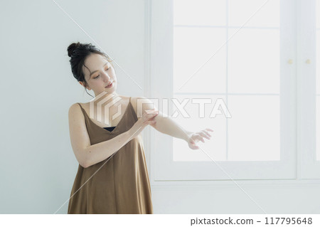 Young woman doing body care 117795648