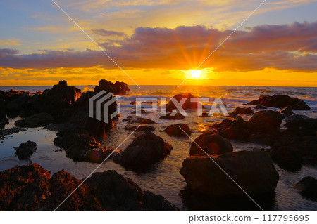 Scenery of the Pacific Ocean horizon and sunset with the rough rocks on the west side of the Muroto Peninsula in the foreground Ver3 117795695