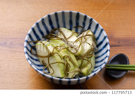 Lightly pickled green melon 117795713