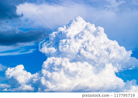 夏日藍天升起的雷雲 a-3-2 高色對比度 117795719