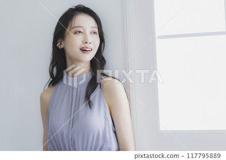 窗邊的年輕女子 117795889