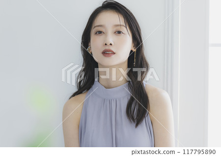 窗邊的年輕女子 117795890