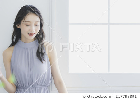 窗邊的年輕女子 117795891