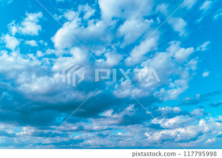 White clouds spreading across the blue sky in late summer b-3 light color White clouds spreading across the blue sky in late summer b-3 light color 117795998