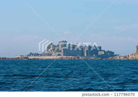 Gunkanjima seen from the sea 117796070