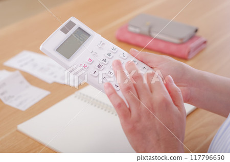 中年婦女用計算機算錢 中年婦女用計算機算錢 117796650