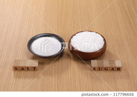 糖和鹽放入碗中 117796688