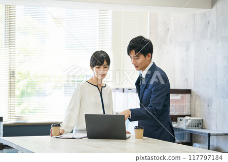 Men and women meeting 117797184