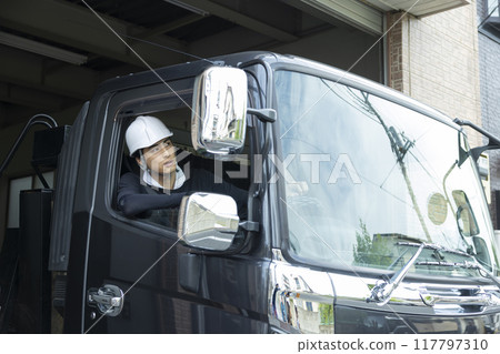 工人在卡車上工作 工人在卡車上工作 117797310