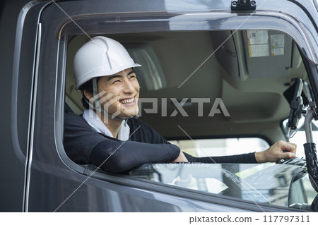 工人在卡車上工作 117797311