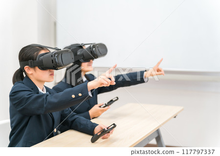 戴著VR眼鏡（VR AR MR）玩遊戲和學習的初中和高中女生 117797337