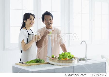 Middle-aged couple in the kitchen 117797367