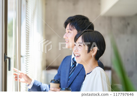 男人和女人望著窗外 117797646