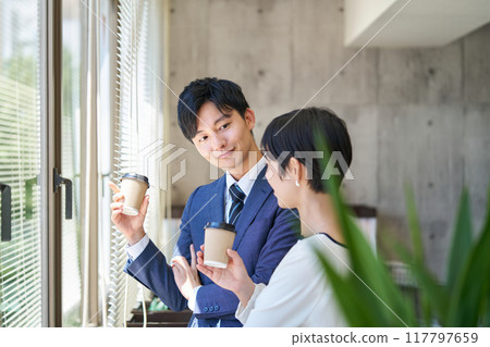 男人和女人望著窗外 男人和女人望著窗外 117797659