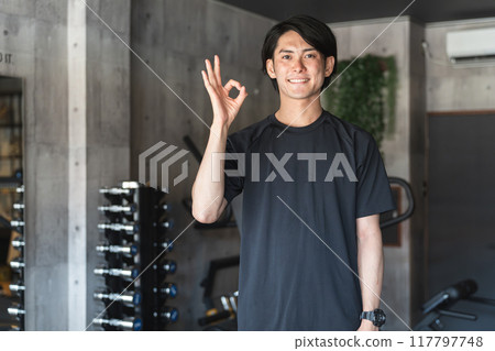 在健身房工作的私人教練/教練的年輕亞洲男子 117797748