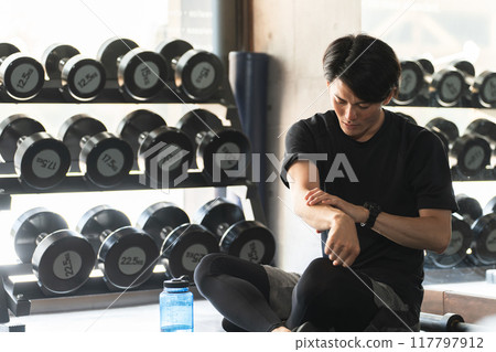 Athlete man hydrating and doing intervals to increase muscle mass and build muscle at the gym Athlete man hydrating and doing intervals to increase muscle mass and build muscle at the gym 117797912