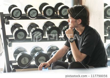 Athlete taking a break at the gym, working out, male model making body shape, exercise, interval 117798056