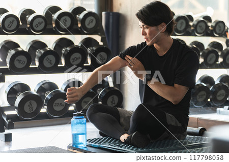 運動員在健身房補水和間歇訓練以增加肌肉質量和增強肌肉 117798058