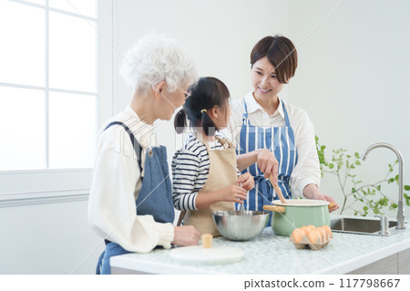 三代家庭在廚房裡做飯 117798667
