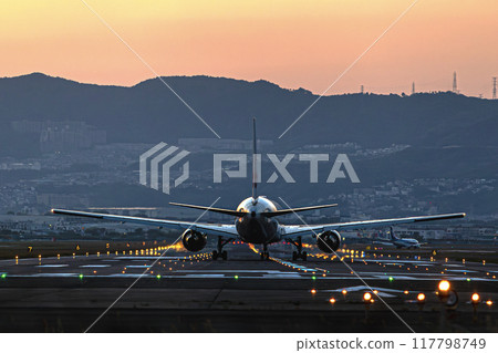 在伊丹機場的飛機著陸 在伊丹機場的飛機著陸 117798749