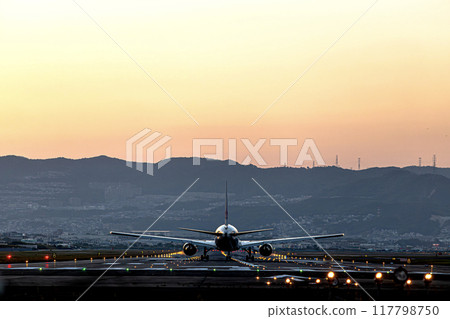 在伊丹機場的飛機著陸 在伊丹機場的飛機著陸 117798750