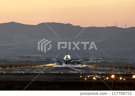 Airplane landing at Itami Airport Airplane landing at Itami Airport 117798752