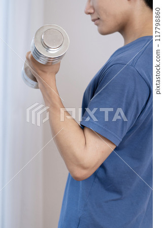 年輕人做肌肉訓練,啞鈴身體部位 年輕人做肌肉訓練,啞鈴身體部位 117798860