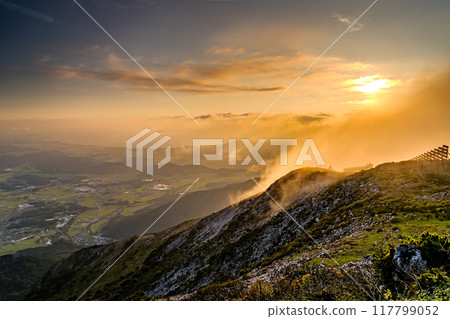 [滋賀縣]眺望琵琶湖畔的夜景和伊吹山山頂的景色 117799052