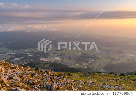 <Shiga Prefecture> Evening view overlooking the shores of Lake Biwa and the summit of Mt. Ibuki 117799064