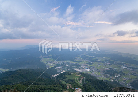 <Shiga Prefecture> Evening view overlooking the shores of Lake Biwa and the summit of Mt. Ibuki <Shiga Prefecture> Evening view overlooking the shores of Lake Biwa and the summit of Mt. Ibuki 117799081