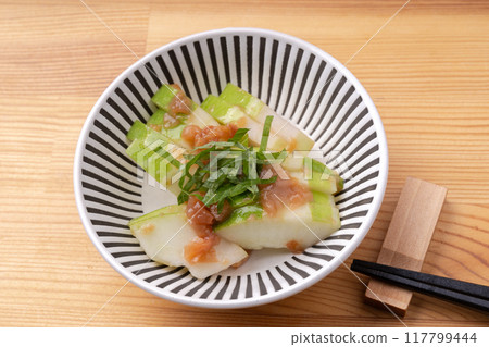 Melon with plum and shiso 117799444