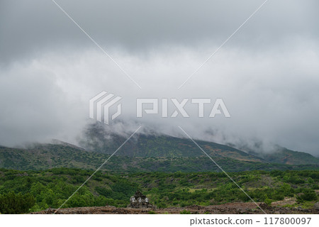 從望岳台望去,隱藏在雲層後方的十勝山脈 從望岳台望去,隱藏在雲層後方的十勝山脈 117800097