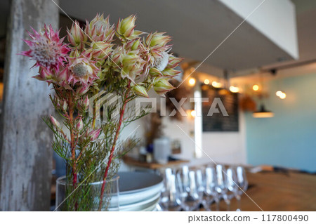 咖啡館內部和乾燥花 咖啡館內部和乾燥花 117800490