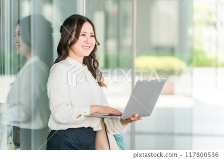 在商業區使用筆記型電腦的辦公室休閒上班族/女商人 117800536