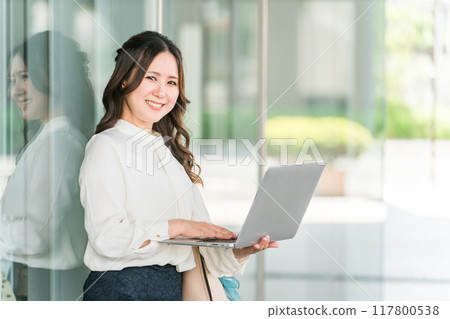 在商業區使用筆記型電腦的辦公室休閒上班族/女商人 117800538