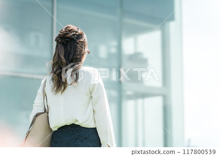 Business woman/cabin attendant commuting to/from work/office/business trip 117800539